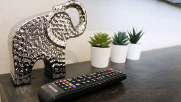 Room, 1 Queen Bed | In-room safe, free WiFi, bed sheets