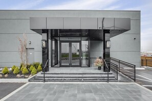 Vista frontal de la propiedad