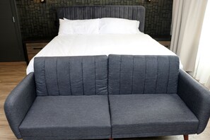 Room, 1 King Bed | In-room safe, free WiFi, bed sheets - Dream Suites (Mississauga)