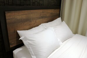 Room, 1 Queen Bed - Dream Suites (Mississauga)