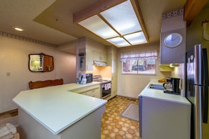 Private kitchen - Nice 4 bedroom 2 bath home - great location near Sunnyside.  Private Beach access. (Tahoe City)