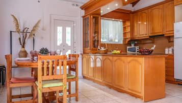 Villa (MITZELOS) | Private kitchen | Fridge, microwave, oven, stovetop