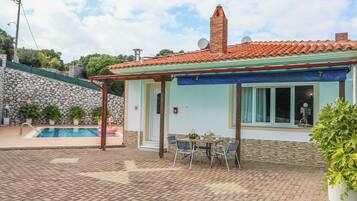 2 bedrooms, in-room safe, iron/ironing board, free cots/infant beds