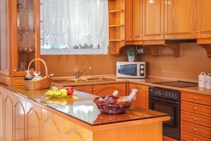 Deluxe Villa | Private kitchen | Fridge, microwave, oven, electric kettle - Villa Mitzelos (Skiathos)
