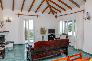 Villa (EVANTHIA) | Coin séjour | Télévision à écran plat de 42 pouces avec chaînes par satellite