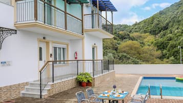 2 bedrooms, in-room safe, iron/ironing board, free cots/infant beds