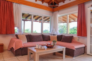 Deluxe Villa | Area keluarga | TV layar datar
