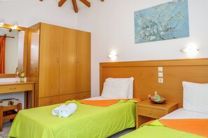 2 bedrooms, in-room safe, iron/ironing board, free cots/infant beds - Villa Mitzelos (Skiathos)