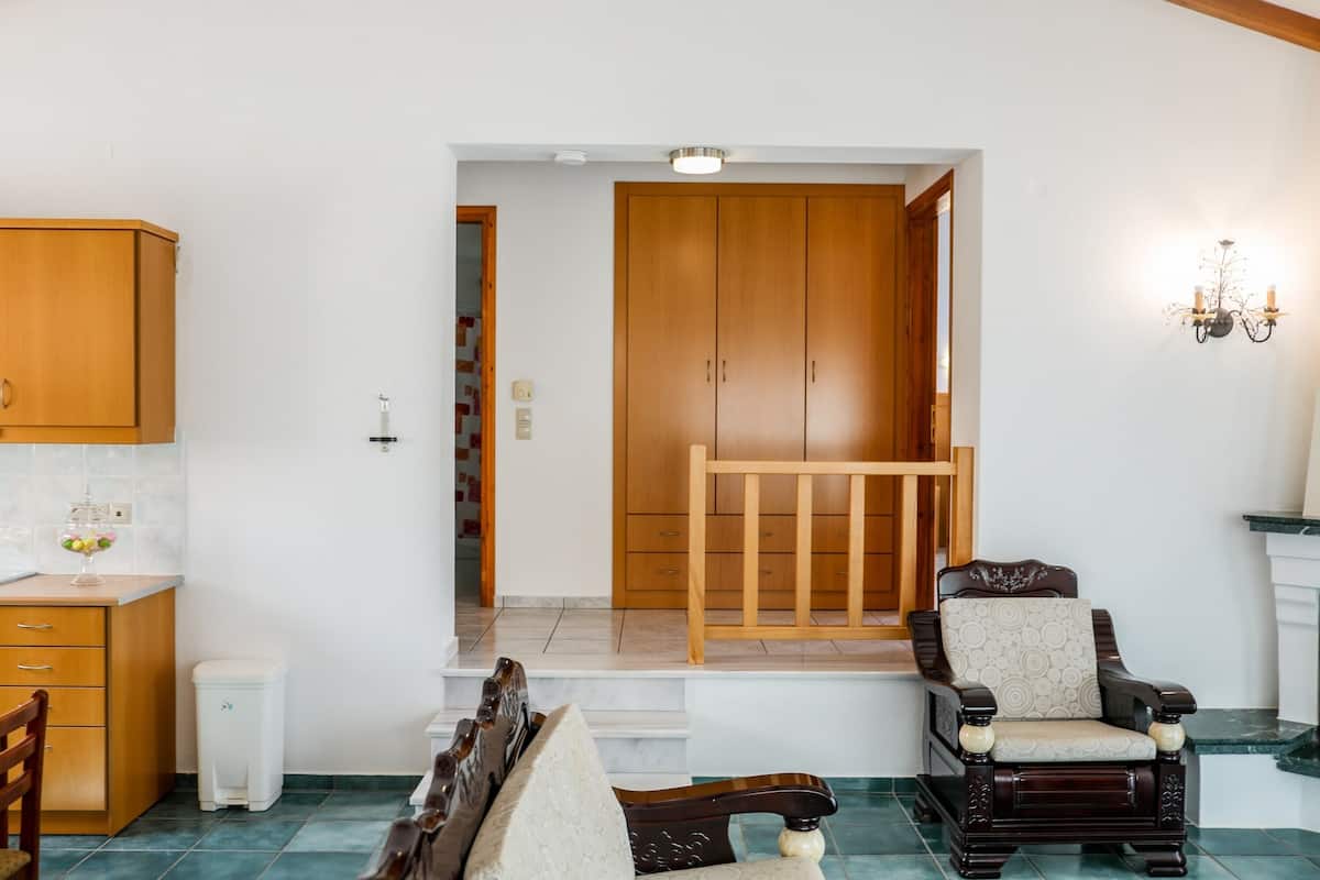 Villa (EVANTHIA) | Área de sala de estar | Televisión de pantalla plana de 42 pulgadas con canales vía satélite