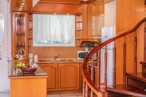 Villa (EVANTHIA) | Cuisine privée | Réfrigérateur, micro-ondes, four, plaque de cuisson