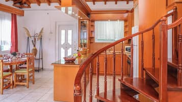 Deluxe Villa | Dapur pribadi | Lemari es, microwave, oven, dan ketel listrik