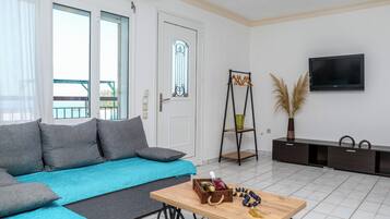 Standard Villa | Área de estar | TV de tela plana 42 polegadas com canais via satélite, TV