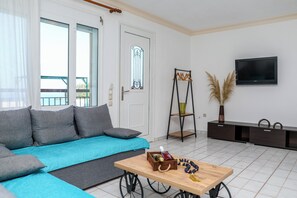 Standard Villa | Vardagsrum | 42-tums platt-tv med satellitkanaler och tv