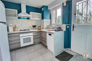 Fridge, microwave, oven, stovetop - Pierres de Lin - Domaine de Valvin (PLOUEZEC)