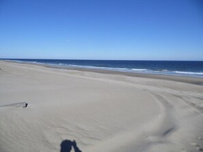 Beach - 2BR Condo, Private Balcony, Centrally Located (Ocean City)