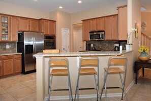 冷蔵庫、電子レンジ、オーブン、コンロ