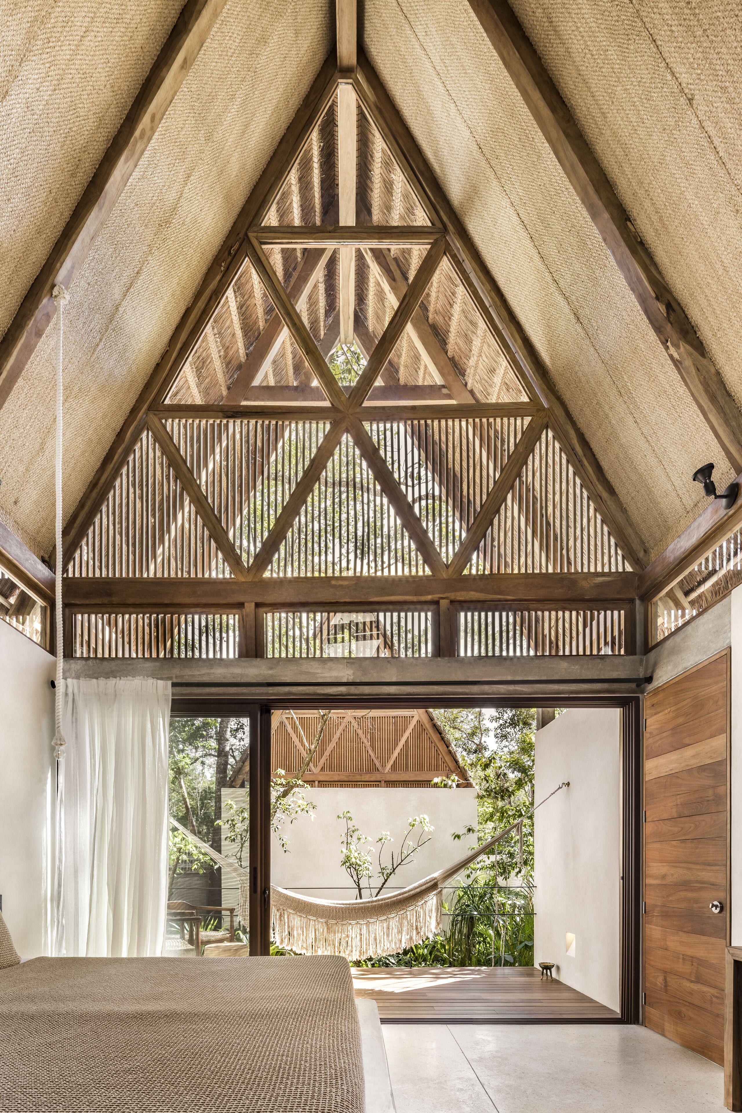 5 chambres, coffres-forts dans les chambres, bureau