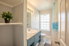 Combined shower/tub, hair dryer, towels