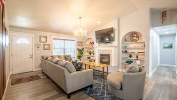 Smart TV, fireplace, stereo