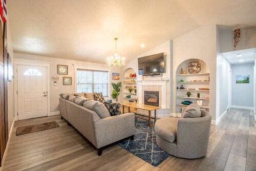 Hawaiian Surfer Haven| Family Stay Near Slopes