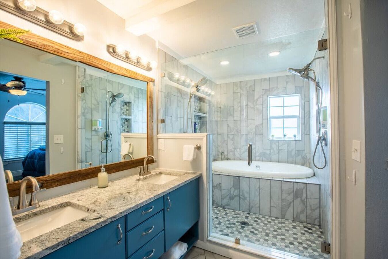 Combined shower/tub, hair dryer, towels