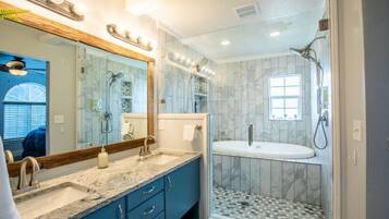 Combined shower/tub, hair dryer, towels