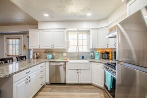 Fridge, microwave, oven, stovetop - Hawaiian Surfer Haven| Family Stay Near Slopes (Pleasant Grove)