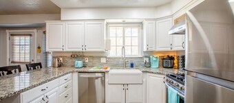 Hawaiian Surfer Haven| Family Stay Near Slopes