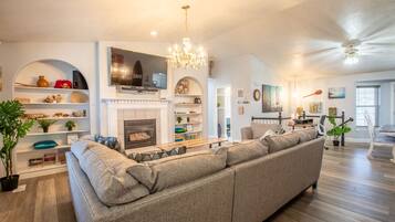 Smart-TV, Kamin, Stereoanlage