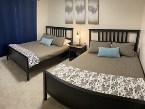 3 habitaciones, escritorio y tabla de planchar con plancha 