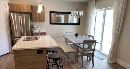 Gorgeous New Townhome with Hot Tub