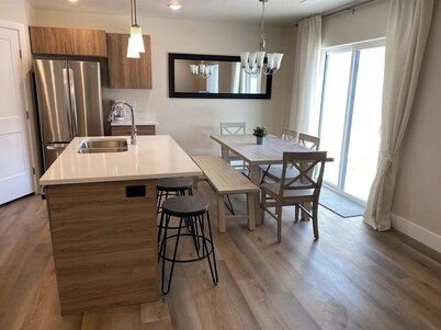 Gorgeous New Townhome with Hot Tub