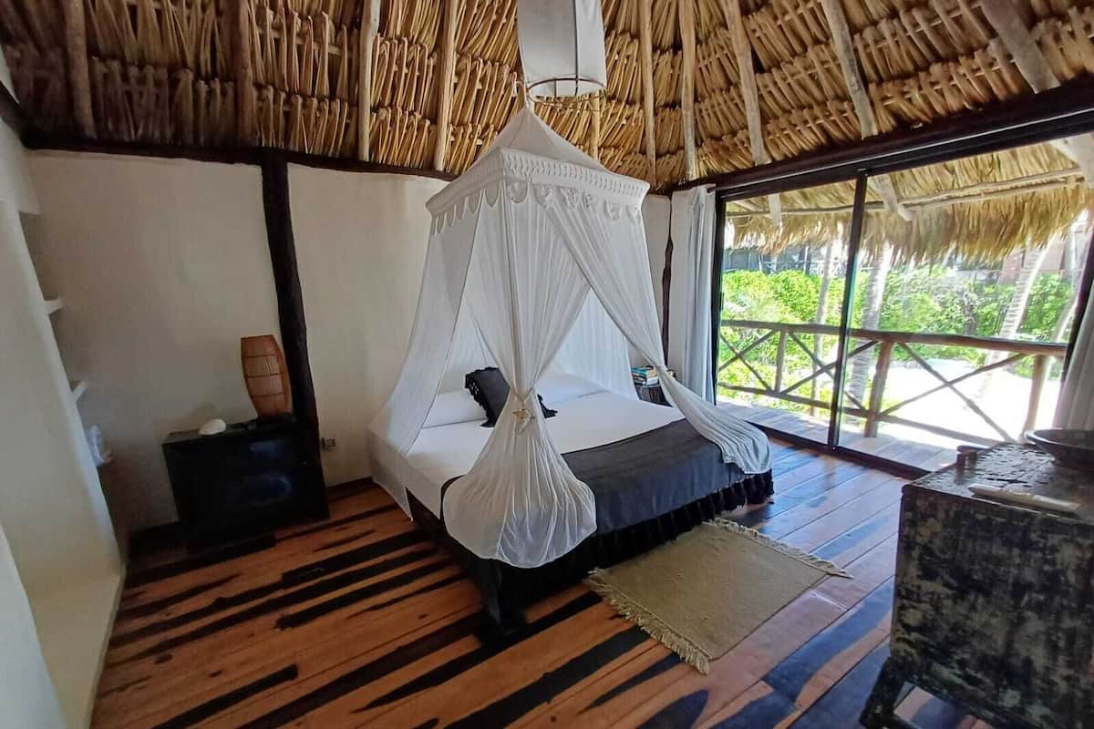 Beachfront King Standard | Down duvets, free WiFi, bed sheets