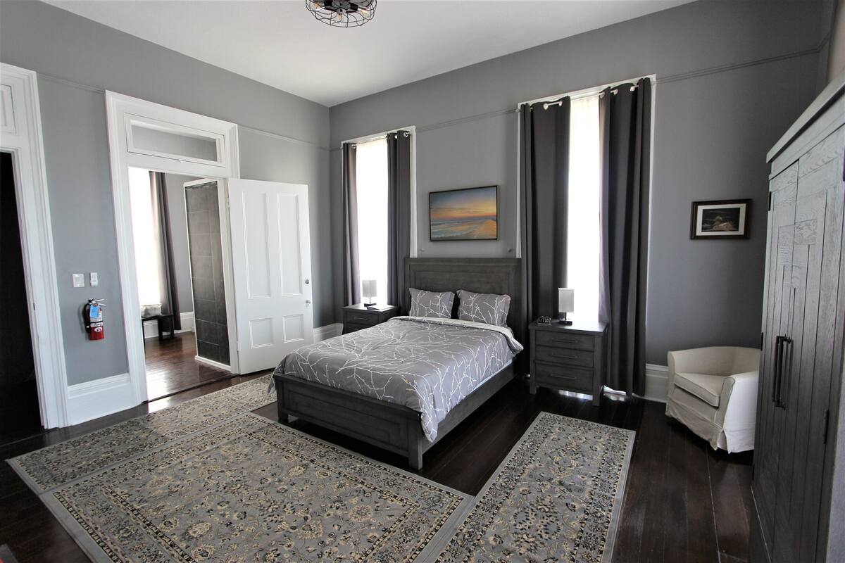 Superior Double Room | Peralatan tempat tidur premium, peti besi dalam bilik, meja 