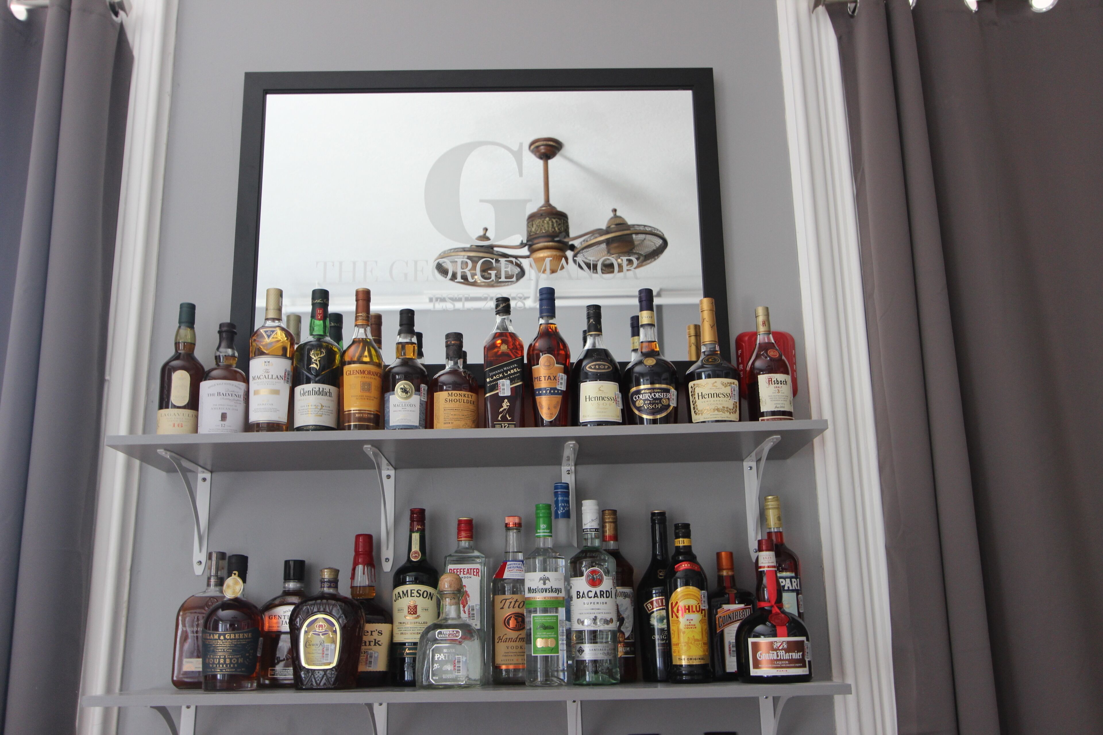 Een drankenkast met diverse alcoholische flessen.