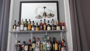 Een drankenkast met diverse alcoholische flessen.