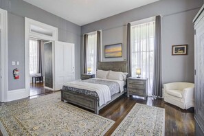 Superior tweepersoonskamer | Luxe beddengoed, een kluis op de kamer, een bureau