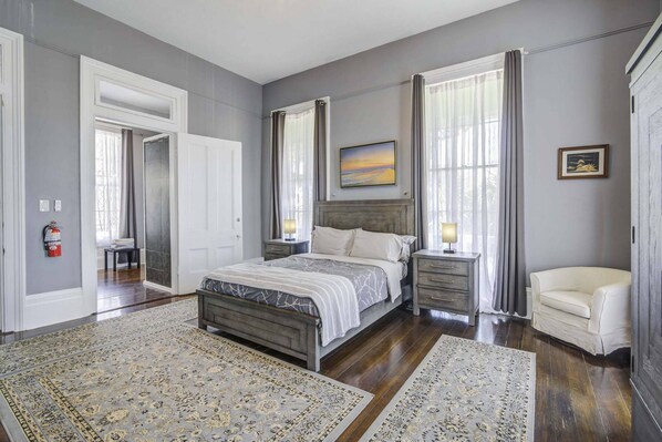 أغطية فراش متميزة وخزنة داخل الغرفة ومكتب وستائر تعتيم