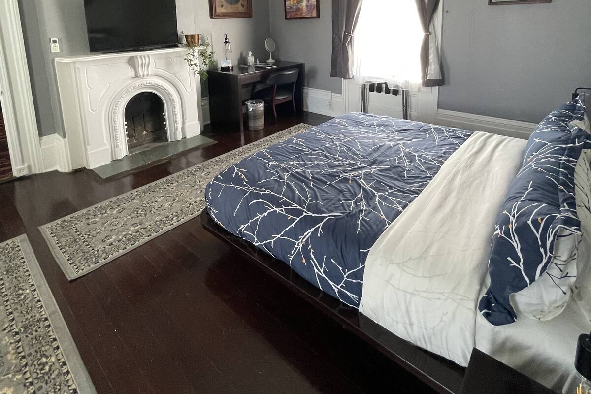 Deluxe Suite, 2 Bedrooms | Peralatan tempat tidur premium, peti besi dalam bilik, meja 