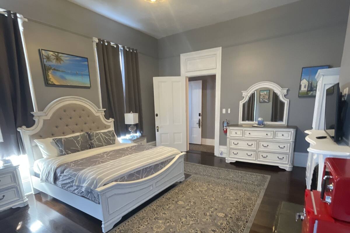 Premier Double Room | Peralatan tempat tidur premium, peti besi dalam bilik, meja 