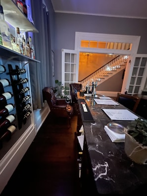 Serveert ontbijt, lunch en diner