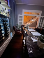 Serves breakfast, lunch, and dinner