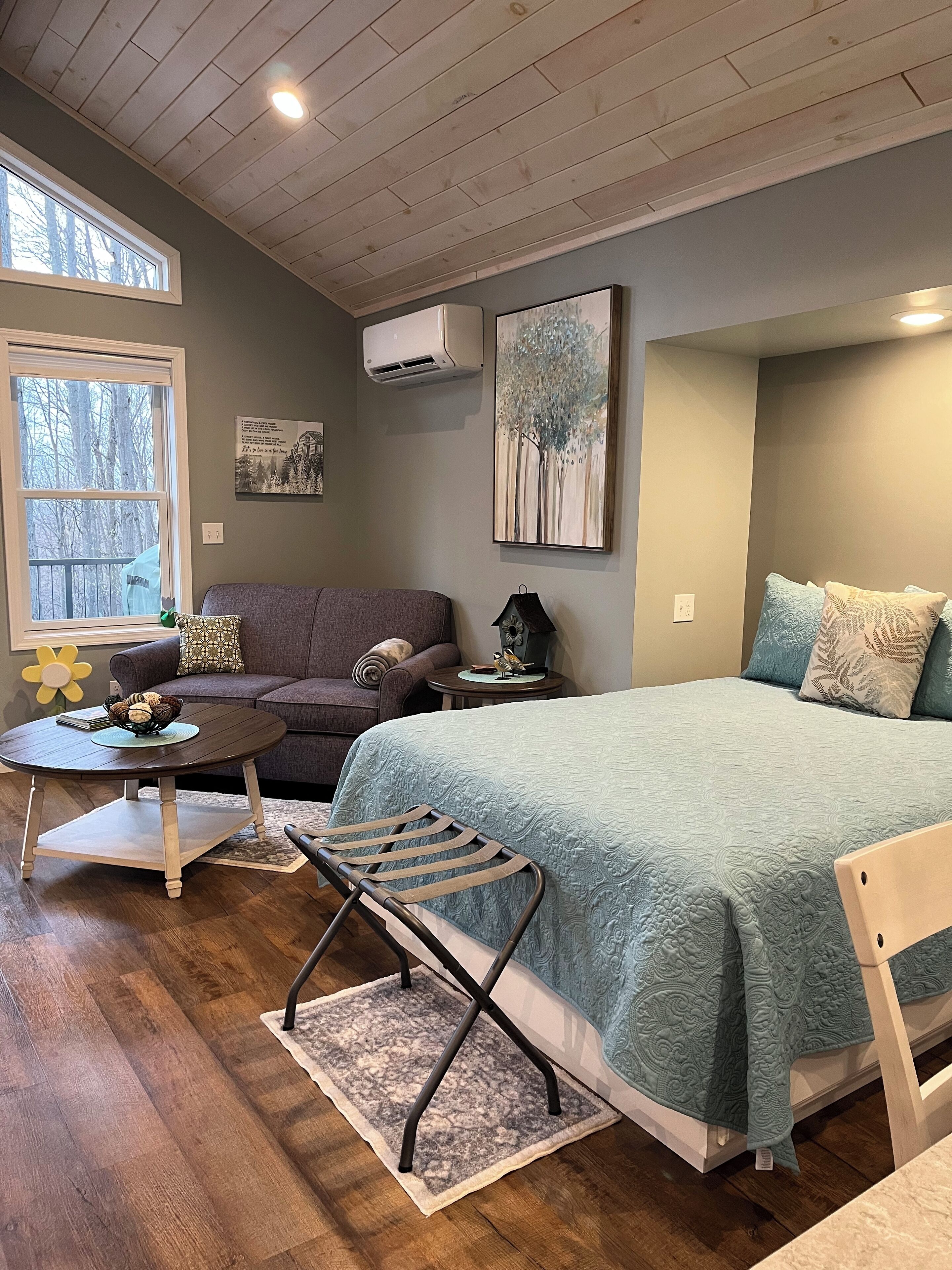 1 slaapkamer, een strijkplank/strijkijzer, reisbedje, beddengoed