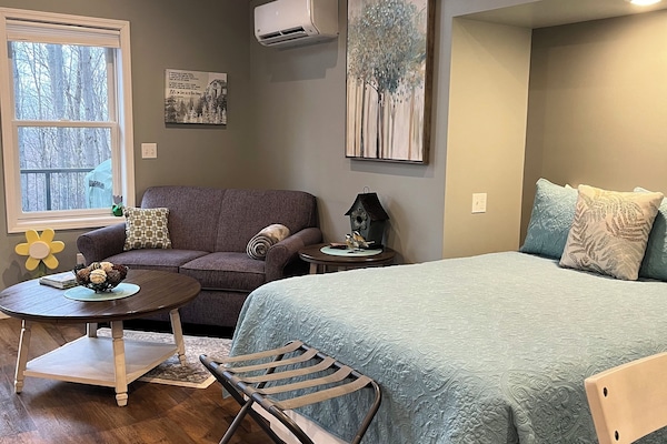 1 slaapkamer, een strijkplank/strijkijzer, reisbedje, beddengoed