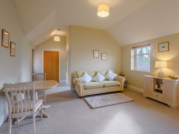 Living area - The Parlour - UK36122 (Horsington)