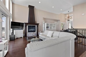 Smart TV, fireplace, books - Executive Ocean View  2 bedrooms Sleeps 8 | Pet Friendly (Ladysmith)
