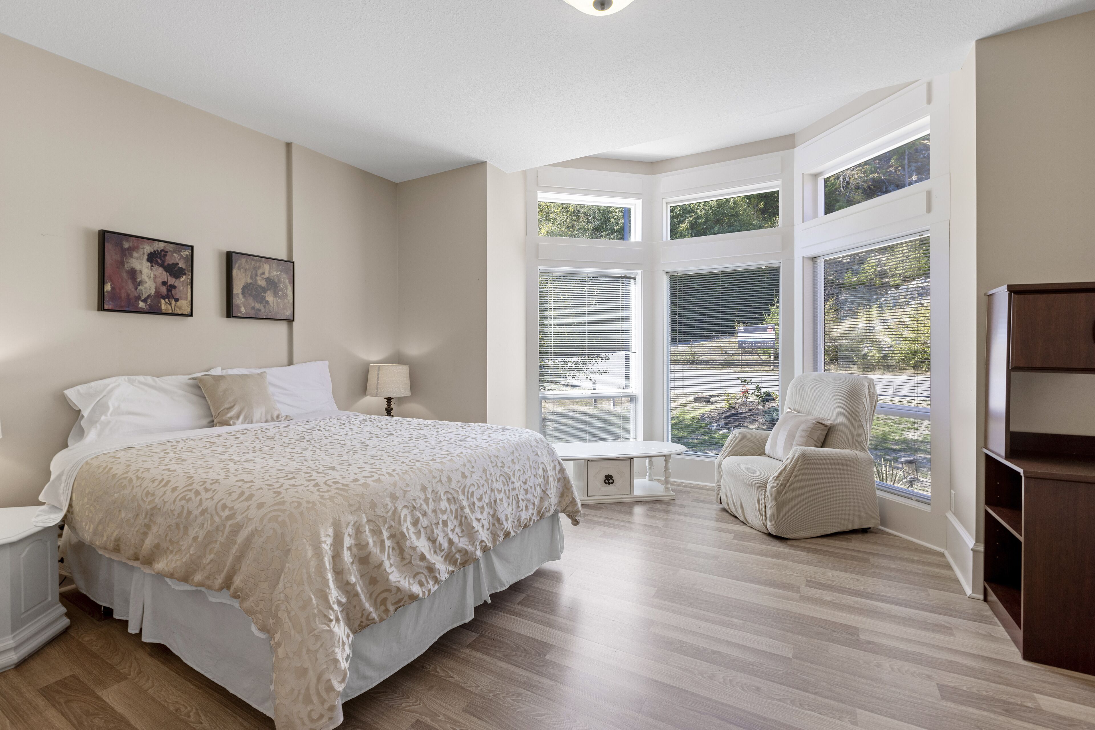 2 bedrooms, iron/ironing board, cribs/infant beds, travel crib