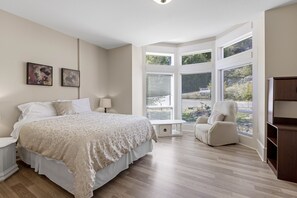 2 slaapkamers, een strijkplank/strijkijzer, babybedden, reisbedje