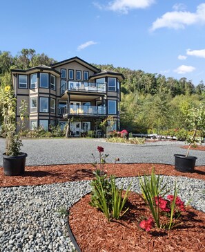Exterior - Executive Ocean View 2 bedrooms Sleeps 8 | Pet Friendly (Ladysmith)