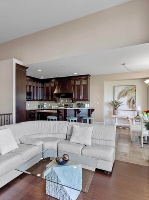 Smart TV, fireplace, books - Executive Ocean View  2 bedrooms Sleeps 8 | Pet Friendly (Ladysmith)